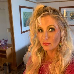 Meet your Posher, Kira